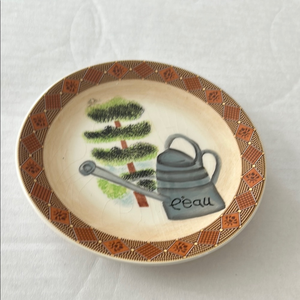 MWM market VTG Decorative Plate with Watering Can Design